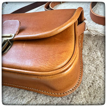 Load image into Gallery viewer, MESSANGER BAG Medium - PROMETHEUS Classic Line