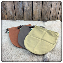 Carica l'immagine nel visualizzatore di Gallery, OILSKIN & CLASSIC COTTON CANVAS SKILLET Bag