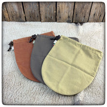 Carica l'immagine nel visualizzatore di Gallery, OILSKIN & CLASSIC COTTON CANVAS SKILLET Bag