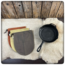 Carica l'immagine nel visualizzatore di Gallery, OILSKIN & CLASSIC COTTON CANVAS SKILLET Bag