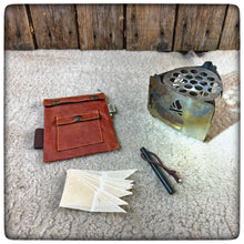 Carica l'immagine nel visualizzatore di Gallery, OILSKIN / WAXED CANVAS Bushbox Ultralight Pouch + Firekit