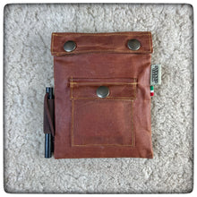 Carica l'immagine nel visualizzatore di Gallery, OILSKIN / WAXED CANVAS Bushbox Ultralight Pouch + Firekit