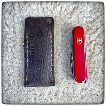 Carica l'immagine nel visualizzatore di Gallery, Victorinox® EDC Pocket Sheat, 2 - 3 Layers + Lanyard (Size M - 91mm)