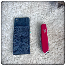 Carica l'immagine nel visualizzatore di Gallery, Victorinox® EDC Pocket Sheat, 2 - 3 Layers + Lanyard (Size M - 91mm)