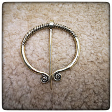 Cargar imagen en el visor de la galería, MEDIEVAL FIBULA / BROOCH