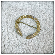 Carica l'immagine nel visualizzatore di Gallery, MEDIEVAL FIBULA / BROOCH BRASS