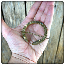 Carica l'immagine nel visualizzatore di Gallery, MEDIEVAL FIBULA / BROOCH BRASS