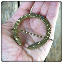 Carica l'immagine nel visualizzatore di Gallery, MEDIEVAL FIBULA / BROOCH BRASS