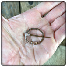 Carica l'immagine nel visualizzatore di Gallery, MEDIEVAL FIBULA / BROOCH COPPER