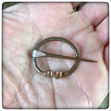Carica l'immagine nel visualizzatore di Gallery, MEDIEVAL FIBULA / BROOCH COPPER