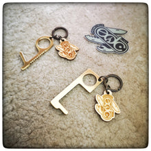 Carica l'immagine nel visualizzatore di Gallery, EDC TOUCH FREE Brass Door Opener - No Touch Tool Key