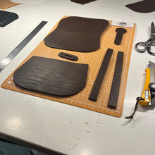 Cargar imagen en el visor de la galería, CORSO DI LAVORAZIONE DEL CUOIO : LA BORSA DA CINTURA DEL VIANDANTE