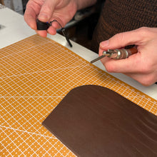 Cargar imagen en el visor de la galería, CORSO DI LAVORAZIONE DEL CUOIO : LA BORSA DA CINTURA DEL VIANDANTE