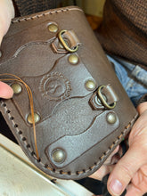 Cargar imagen en el visor de la galería, CORSO DI LAVORAZIONE DEL CUOIO : LA BORSA DA CINTURA DEL VIANDANTE