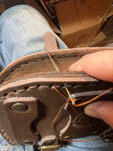 Cargar imagen en el visor de la galería, CORSO DI LAVORAZIONE DEL CUOIO : LA BORSA DA CINTURA DEL VIANDANTE