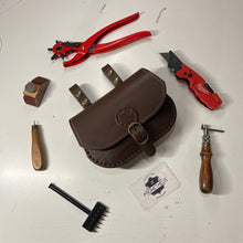 Cargar imagen en el visor de la galería, CORSO DI LAVORAZIONE DEL CUOIO : LA BORSA DA CINTURA DEL VIANDANTE