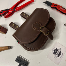 Cargar imagen en el visor de la galería, CORSO DI LAVORAZIONE DEL CUOIO : LA BORSA DA CINTURA DEL VIANDANTE