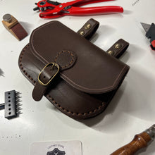 Cargar imagen en el visor de la galería, CORSO DI LAVORAZIONE DEL CUOIO : LA BORSA DA CINTURA DEL VIANDANTE
