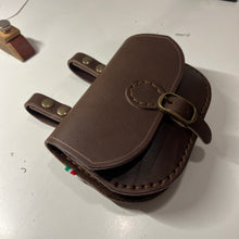 Cargar imagen en el visor de la galería, CORSO DI LAVORAZIONE DEL CUOIO : LA BORSA DA CINTURA DEL VIANDANTE