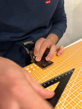 Cargar imagen en el visor de la galería, CORSO DI LAVORAZIONE DEL CUOIO : LA CINTURA