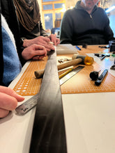 Cargar imagen en el visor de la galería, CORSO DI LAVORAZIONE DEL CUOIO : LA CINTURA