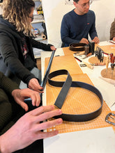 Cargar imagen en el visor de la galería, CORSO DI LAVORAZIONE DEL CUOIO : LA CINTURA