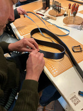 Cargar imagen en el visor de la galería, CORSO DI LAVORAZIONE DEL CUOIO : LA CINTURA