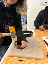 Cargar imagen en el visor de la galería, CORSO DI LAVORAZIONE DEL CUOIO : LA CINTURA