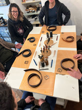 Cargar imagen en el visor de la galería, CORSO DI LAVORAZIONE DEL CUOIO : LA CINTURA
