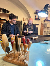 Cargar imagen en el visor de la galería, CORSO DI LAVORAZIONE DEL CUOIO : LA CINTURA