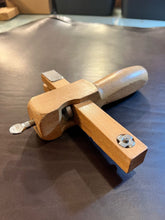 Cargar imagen en el visor de la galería, CORSO DI LAVORAZIONE DEL CUOIO : LA CINTURA