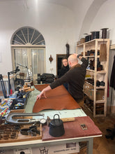 Cargar imagen en el visor de la galería, CORSO DI LAVORAZIONE DEL CUOIO : LA CINTURA