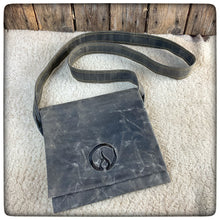 Charger l&#39;image dans la galerie, Oilskin/Waxed Canvas Haversack Small