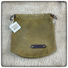 Cargar imagen en el visor de la galería, Oilskin/Waxed Canvas Bag M75 Italian/German Army Mess kit