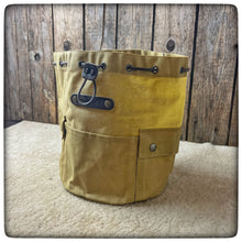 Cargar imagen en el visor de la galería, OILSKIN / WAXED CANVAS Pot Bag DeLuxe - Round # 21cm / 8 inches - with pockets
